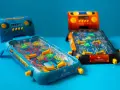 Due mini flipper colorati, perfetti giochi da fare in casa per bambini di 8 anni, con ingranaggi e luci che stimolano il divertimento.