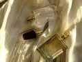 Flaconi di profumo su tessuto drappeggiato. Scopri come far durare di più il profumo con questi consigli.