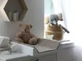 Ecco come organizzare il fasciatoio: pannolini, salviettine e peluche pronti per il cambio.
