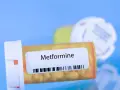 Flacone di Metformina 500 mg, con pillole gialle visibili.
