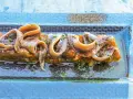 Alici sott'olio su un letto di verdure, un piatto gustoso e nutriente, perfetto anche se si possono mangiare le alici sott'olio in gravidanza.