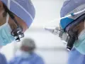 Chirurghi concentrati durante un intervento per posizionare uno stent coronarico.