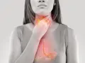 Donna con mano alla gola, evidenziata un'area infiammata che si estende allo stomaco, suggerendo bruciore o reflusso acido, come nel caso di **pantorc 20**.
