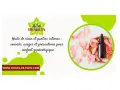 Flacon di olio di ricino su petali di rosa, con testo su consigli e usi per il comfort intimo.