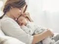 Dolce momento di una madre che culla il suo neonato. La gravidanza a 43 anni è un dono prezioso.