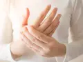 Mani che si stringono, forse per un dolore che Zyloric a cosa serve a lenire.