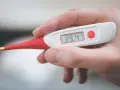 Termometro digitale mostra 39.4°C. Febbre alta, serve antibiotico e tachipirina.