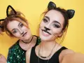 Due amiche con trucchi da gatto per Carnevale, un'idea per trucchi carnevale facili e veloci.