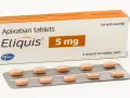 Eliquis, a 5 mg Apixaban tablet, serve a prevenire coaguli di sangue. La confezione contiene 2 blister da 10 compresse.