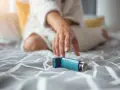 Mano tesa verso un inalatore blu, un aiuto per respirare. Il foster spray è pronto all'uso.