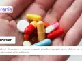 Mano che tiene diverse pillole colorate e capsule, tra cui il clonazepam. Informazioni su questo farmaco, simile a rivotril gocce.
