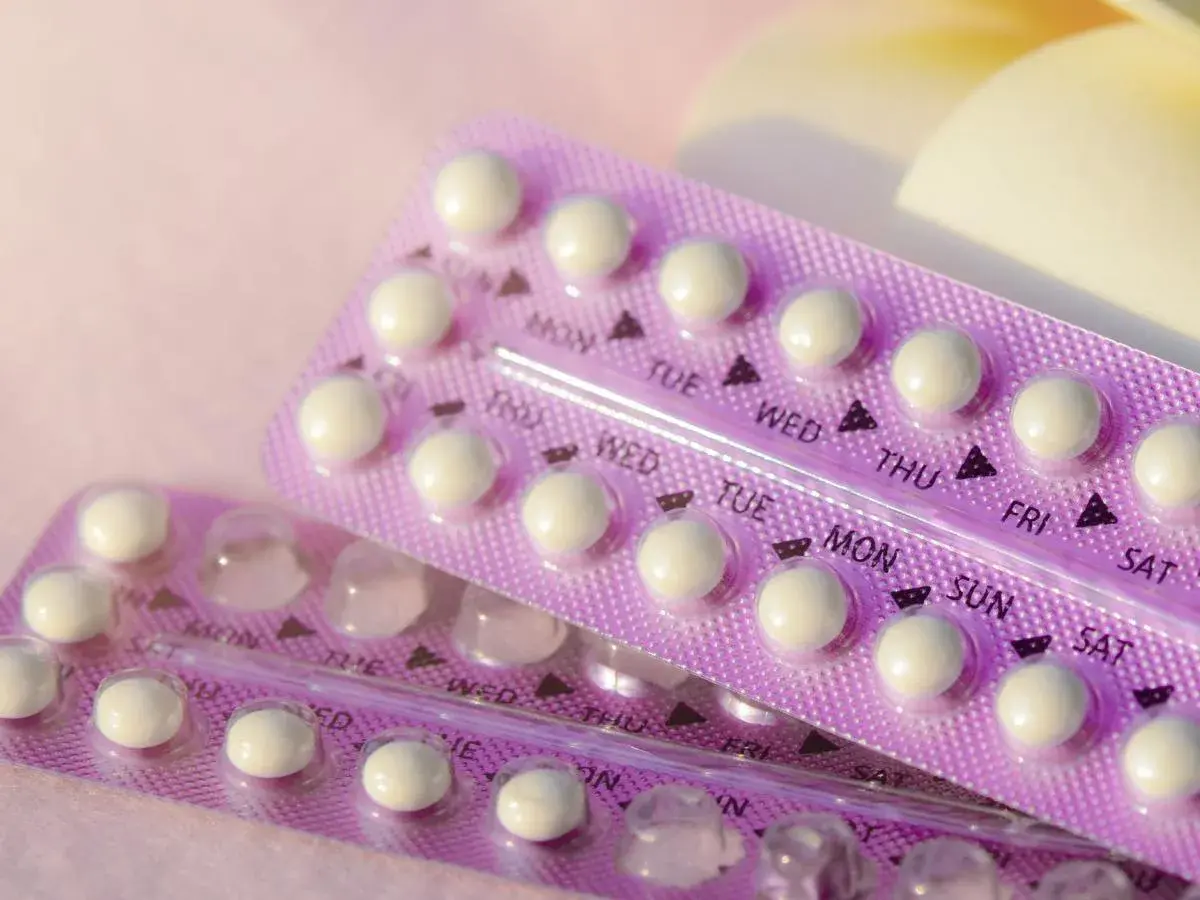 Due blister viola con pillole anticoncezionali, disposti in file giornaliere.