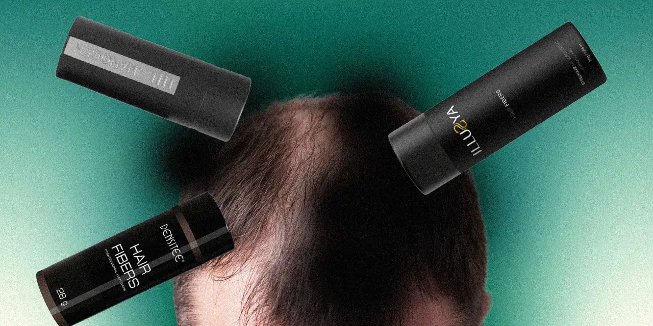 Tre flaconi di fibre di cheratina per capelli fluttuano sopra una testa con capelli diradati, suggerendo una soluzione per infoltire.