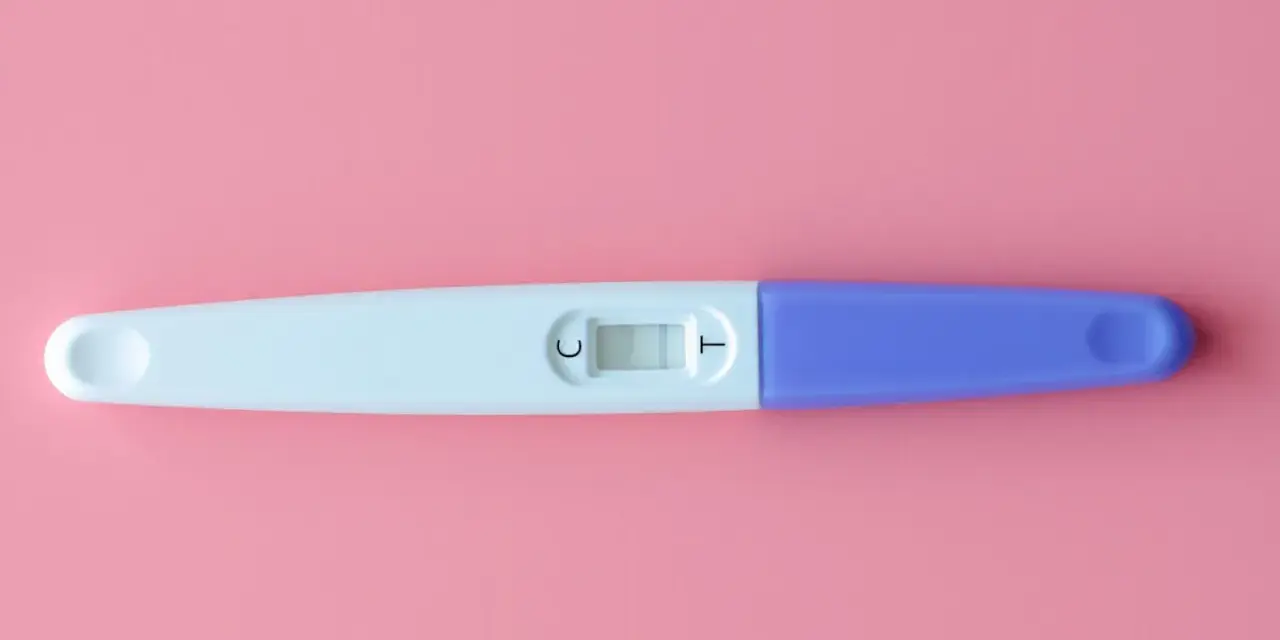 Test di gravidanza: quando non è valido. La linea di controllo (C) è visibile, ma la linea del risultato (T) è assente, indicando un test non valido.