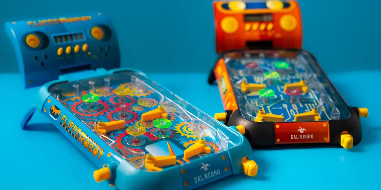 Due mini flipper colorati, perfetti giochi da fare in casa per bambini di 8 anni, con ingranaggi e luci che stimolano il divertimento.