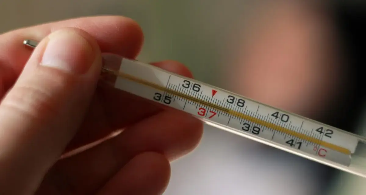 Termometro a mercurio mostra 37°C, indicando quanto deve essere la temperatura corporea normale.