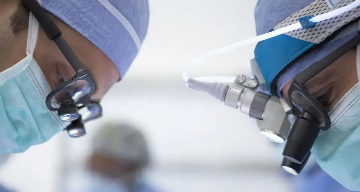 Chirurghi concentrati durante un intervento per posizionare uno stent coronarico.