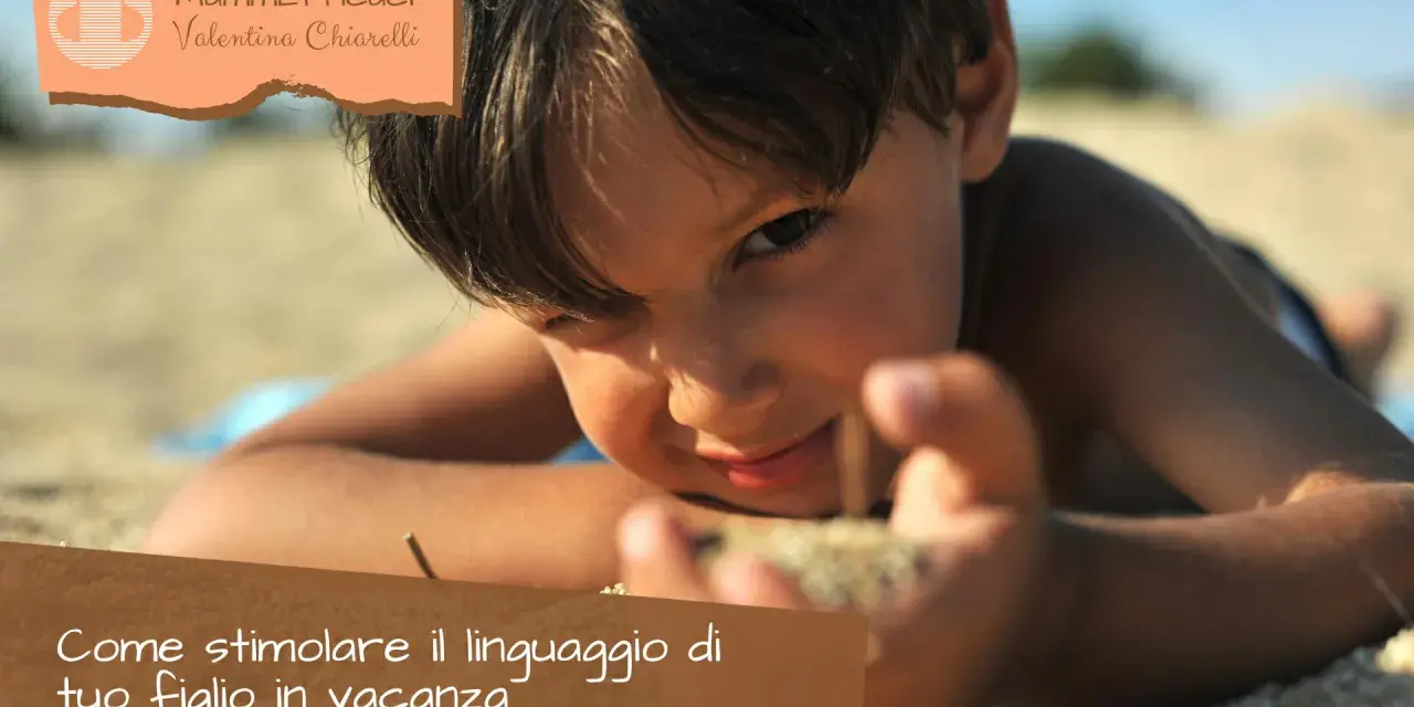 Bambino gioca sulla sabbia, un invito a scoprire come stimolare un bambino a parlare in vacanza.