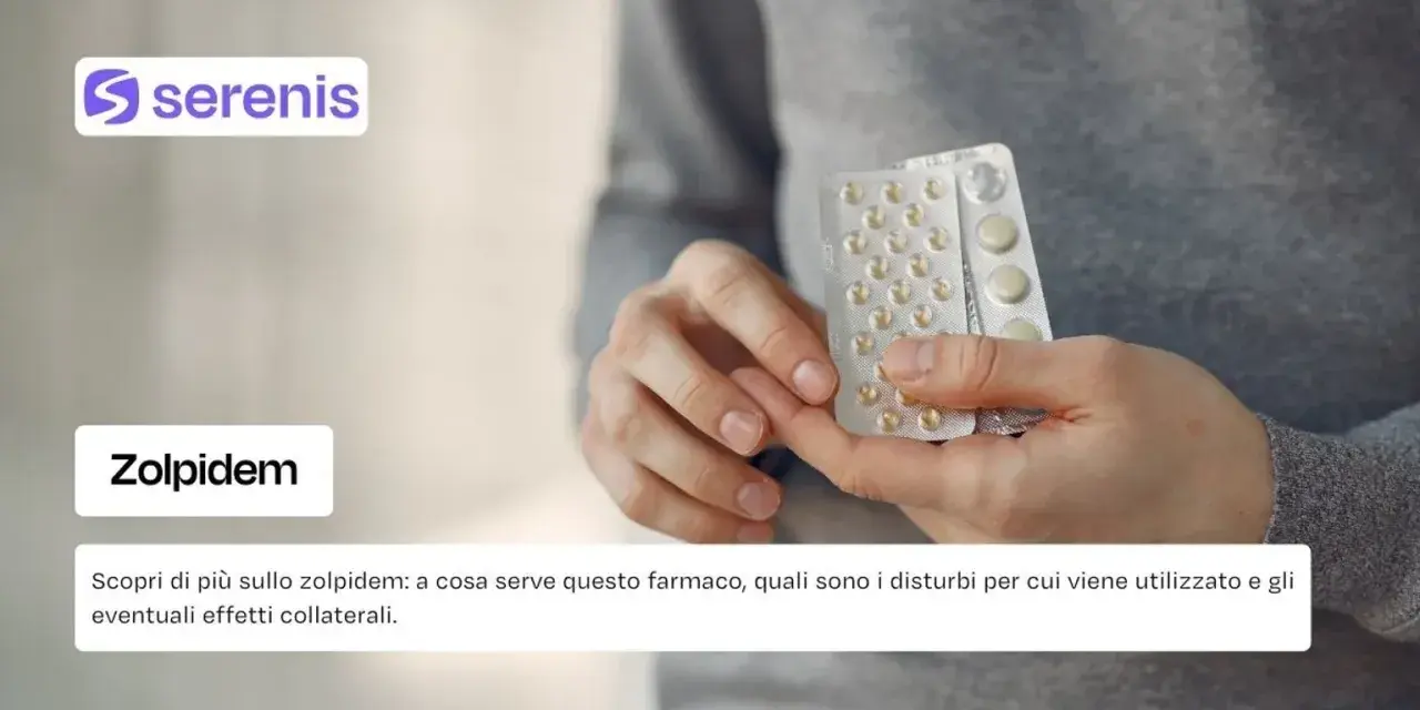 Mani che tengono blister di compresse, forse Stilnox 10 mg, per i disturbi del sonno.