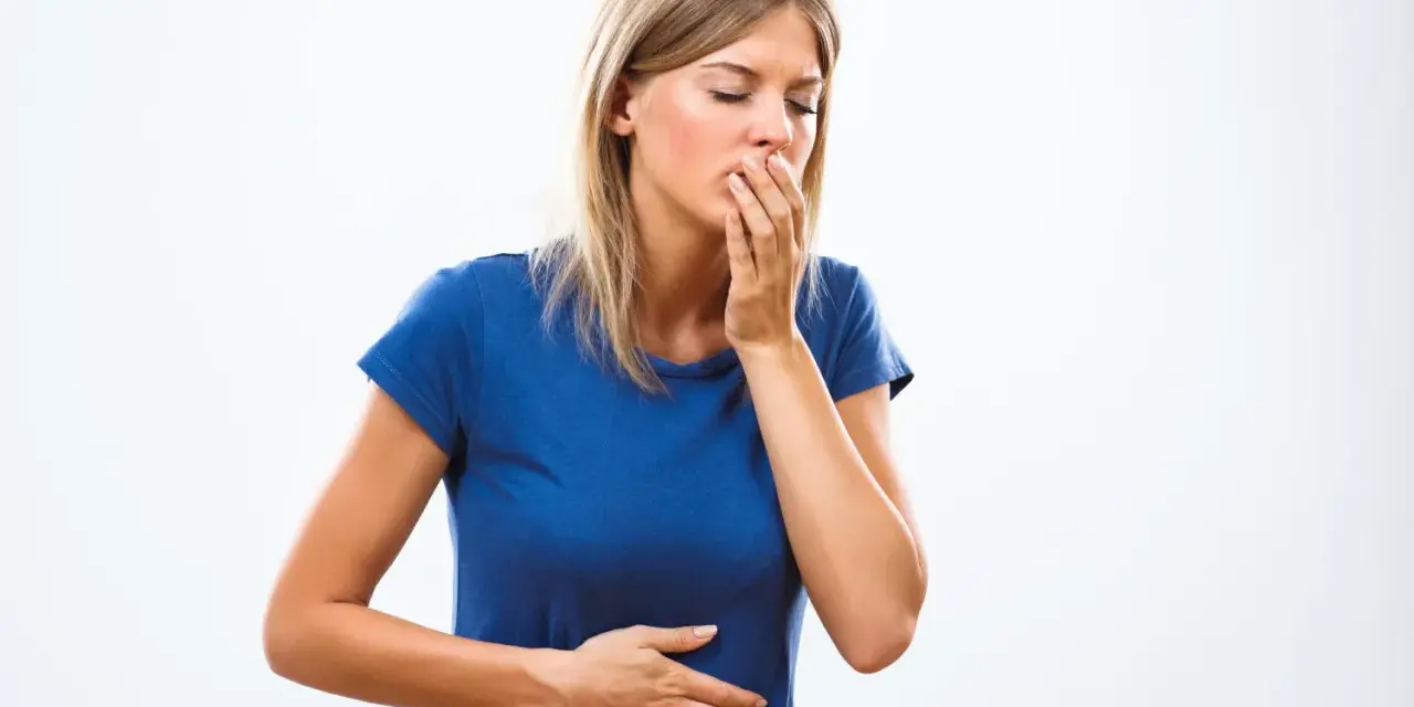 Donna con nausea e dolore addominale, si chiede peridon a cosa serve per alleviare il malessere.