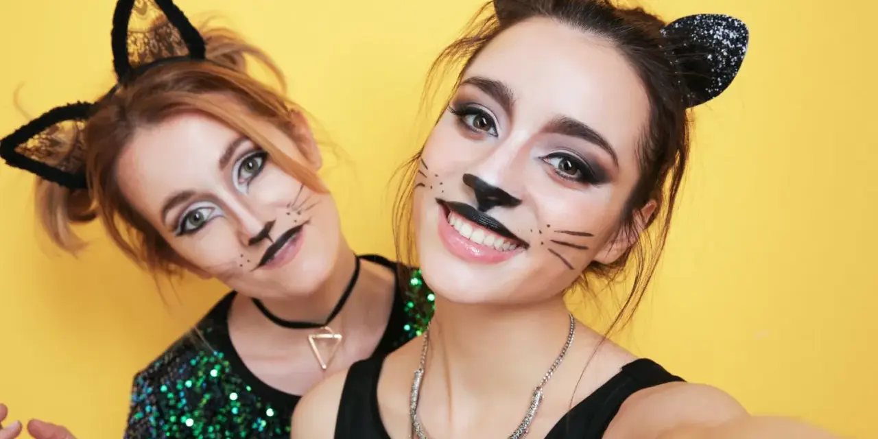 Due amiche con trucchi da gatto per Carnevale, un'idea per trucchi carnevale facili e veloci.