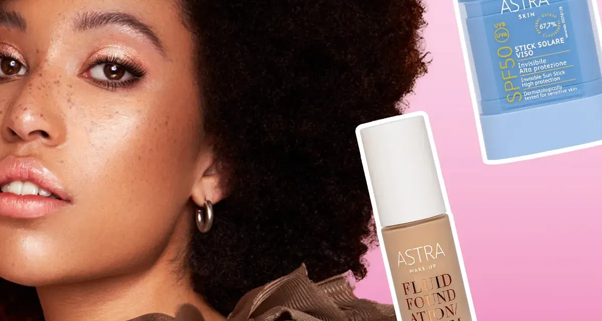 Modella con pelle luminosa e prodotti Astra: fondotinta e stick solare. Si può mettere il fondotinta sopra la crema solare per una protezione completa.