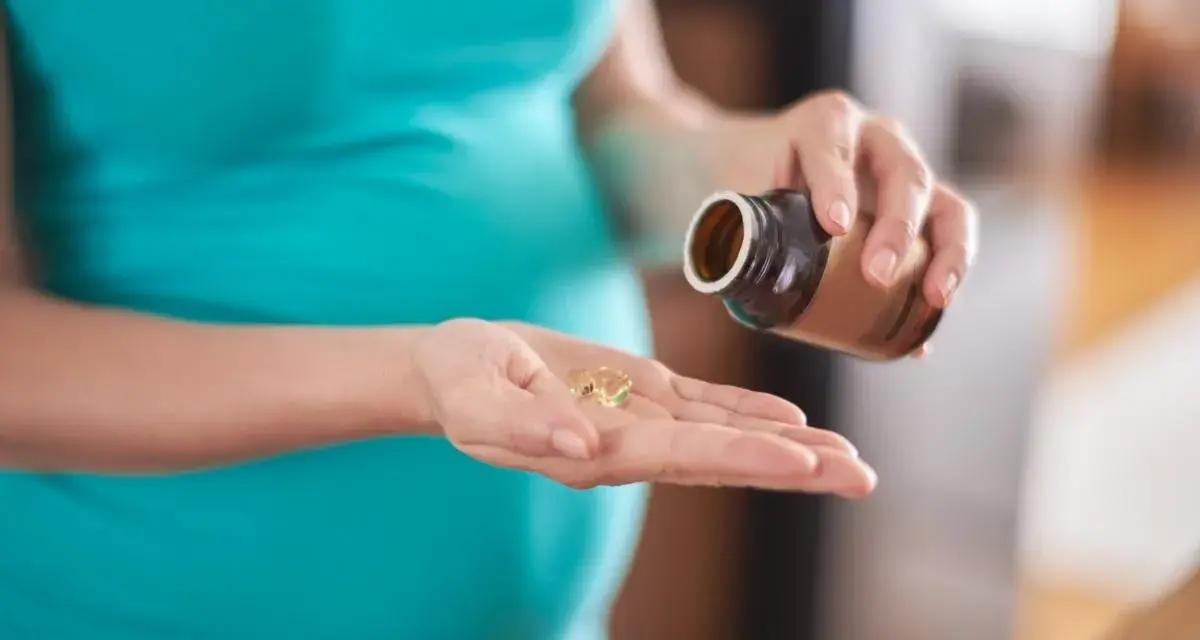 Donna incinta prende capsule, preoccupata per possibili augmentin effetti collaterali.