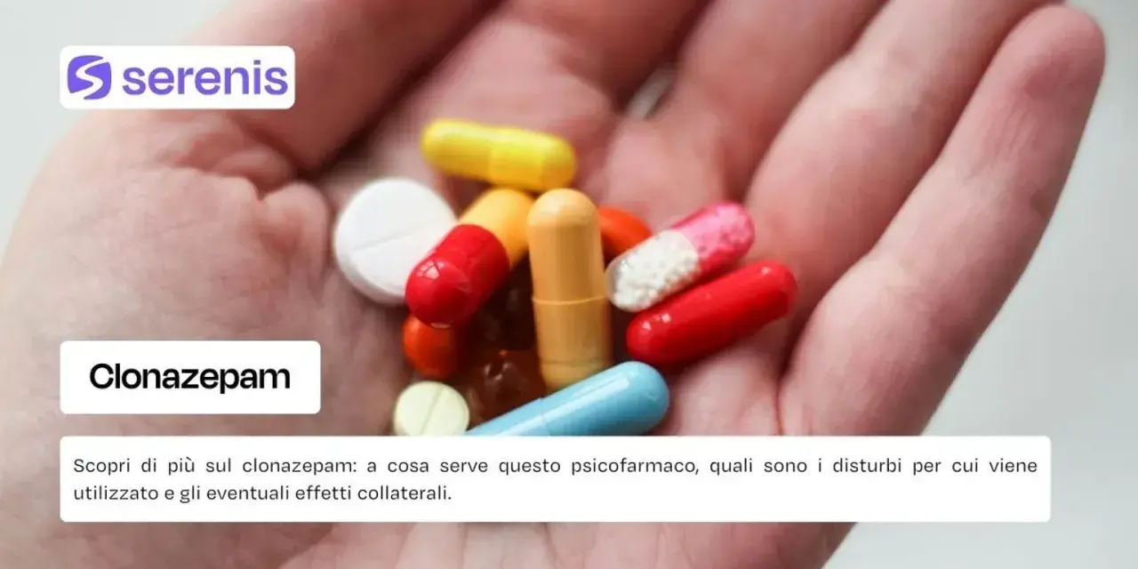 Mano che tiene diverse pillole colorate e capsule, tra cui il clonazepam. Informazioni su questo farmaco, simile a rivotril gocce.