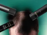 Tre flaconi di fibre di cheratina per capelli fluttuano sopra una testa con capelli diradati, suggerendo una soluzione per infoltire.