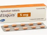 Eliquis, a 5 mg Apixaban tablet, serve a prevenire coaguli di sangue. La confezione contiene 2 blister da 10 compresse.