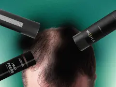 Tre flaconi di fibre di cheratina per capelli fluttuano sopra una testa con capelli diradati, suggerendo una soluzione per infoltire.