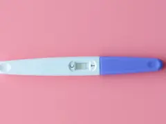 Test di gravidanza: quando non è valido. La linea di controllo (C) è visibile, ma la linea del risultato (T) è assente, indicando un test non valido.