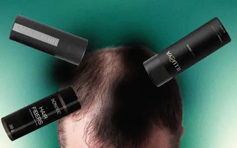 Tre flaconi di fibre di cheratina per capelli fluttuano sopra una testa con capelli diradati, suggerendo una soluzione per infoltire.