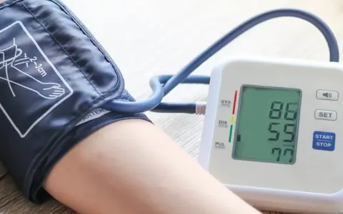 Misurazione della pressione: 86/59 mmHg. Impara come abbassare la pressione con uno stile di vita sano.