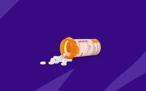 Flacone arancione rovesciato con pillole bianche sparse. Etichetta leggibile: Lasix 25 mg.