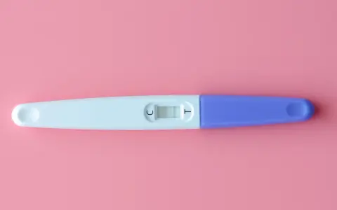 Test di gravidanza: quando non è valido. La linea di controllo (C) è visibile, ma la linea del risultato (T) è assente, indicando un test non valido.