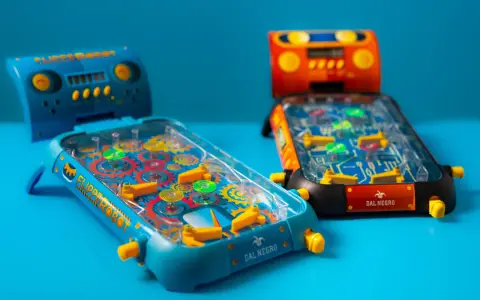 Due mini flipper colorati, perfetti giochi da fare in casa per bambini di 8 anni, con ingranaggi e luci che stimolano il divertimento.