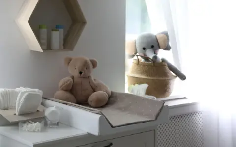 Ecco come organizzare il fasciatoio: pannolini, salviettine e peluche pronti per il cambio.