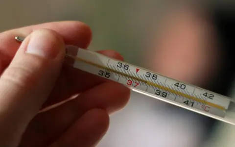 Termometro a mercurio mostra 37°C, indicando quanto deve essere la temperatura corporea normale.