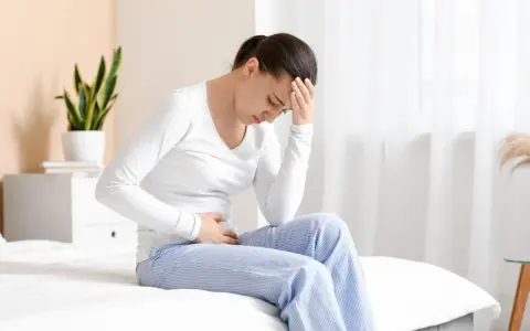 Donna con mal di testa e addome, forse necessita di neo furadantin per un'infezione.