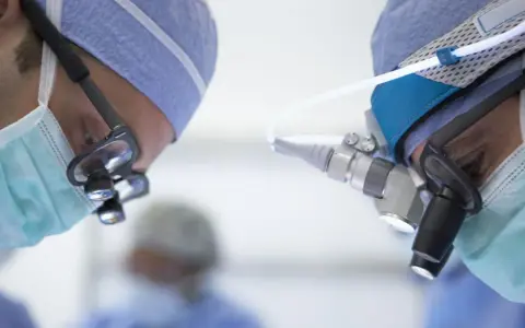 Chirurghi concentrati durante un intervento per posizionare uno stent coronarico.