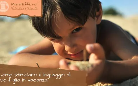 Bambino gioca sulla sabbia, un invito a scoprire come stimolare un bambino a parlare in vacanza.