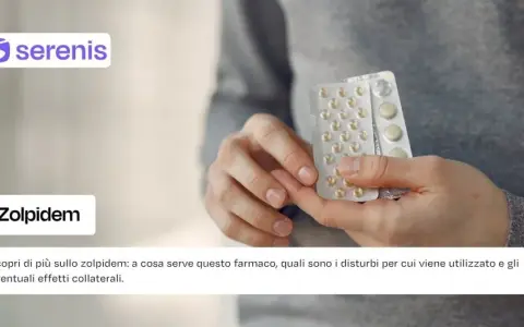 Mani che tengono blister di compresse, forse Stilnox 10 mg, per i disturbi del sonno.