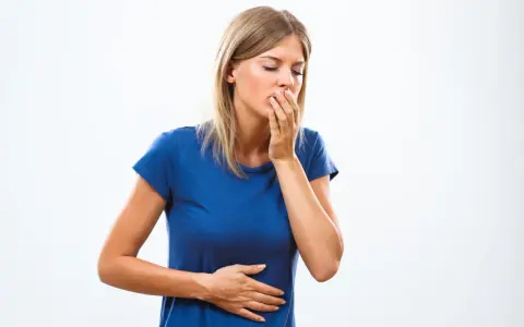 Donna con nausea e dolore addominale, si chiede peridon a cosa serve per alleviare il malessere.