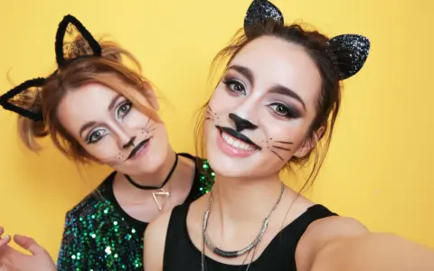 Due amiche con trucchi da gatto per Carnevale, un'idea per trucchi carnevale facili e veloci.