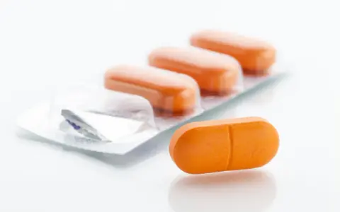 Compresse arancioni in blister. Synflex a cosa serve? Per alleviare il dolore e l'infiammazione.