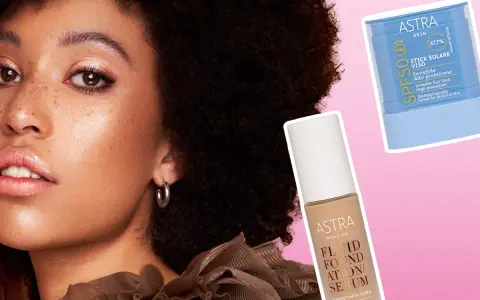 Modella con pelle luminosa e prodotti Astra: fondotinta e stick solare. Si può mettere il fondotinta sopra la crema solare per una protezione completa.