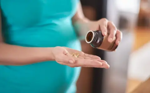 Donna incinta prende capsule, preoccupata per possibili augmentin effetti collaterali.