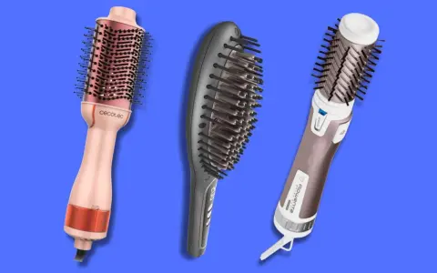 Tre diversi tipi di spazzole per capelli: una rotante, una lisciante e una volumizzante, per ogni esigenza di styling.