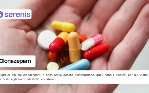 Mano che tiene diverse pillole colorate e capsule, tra cui il clonazepam. Informazioni su questo farmaco, simile a rivotril gocce.